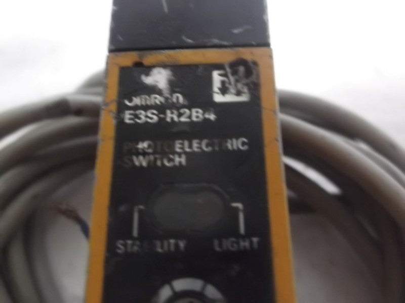 OMRON E3S-R2B4 PHOTOELECTRIC SWITCH  UNMP