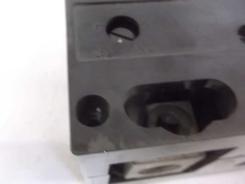 GOULD ITE JL3-400 CIRCUIT BREAKER 3 POLE (AS PICTURED) MISSING 3 SCREWS  UNMP