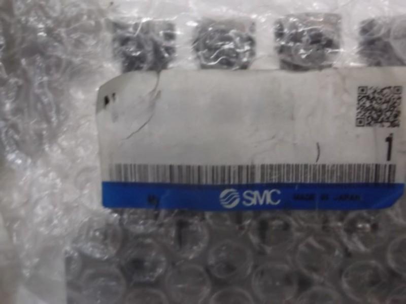 SMC NARM1000-4A1-N01G REGULATOR MFLD W/GAUGES  NSNP