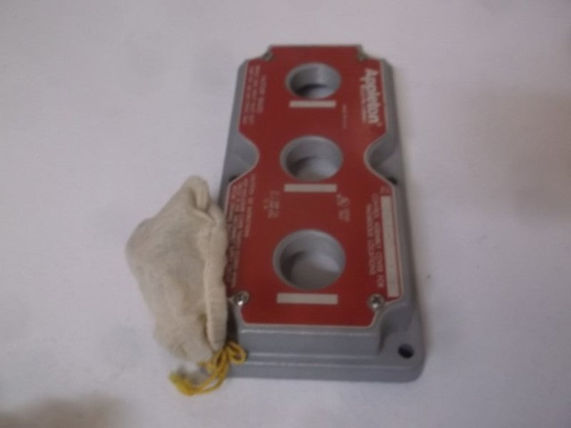 APPLETON EFKL3H-Q 3 DEVICE COVER 3/4" HOLES  NSNP