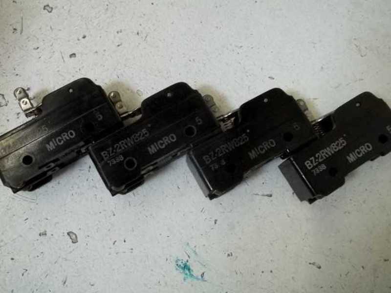 LOT OF 4 MICROSWITCH BZ-2RW825 LIMIT SWITCH UNMP