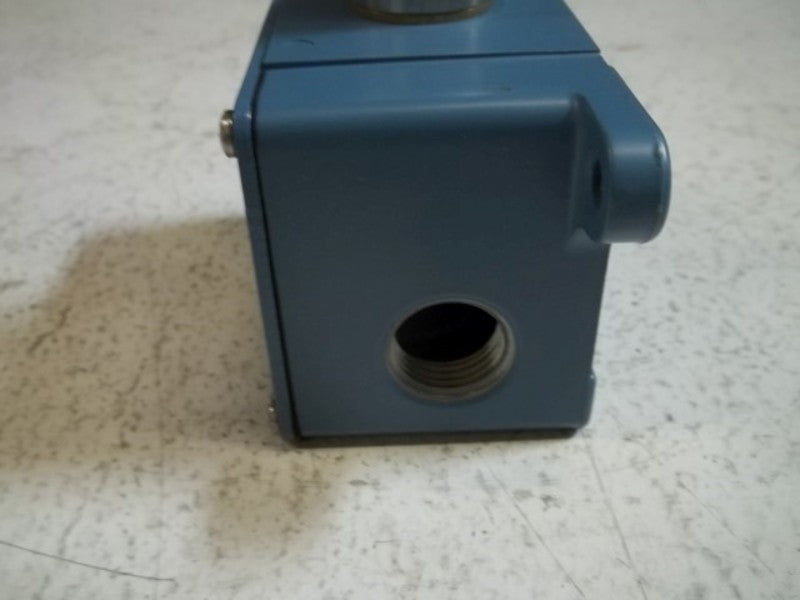 UNITED ELECTRIC J6-23096016 PRESSURE SWITCH 0-100PSI 758.4 KPA  NSMP