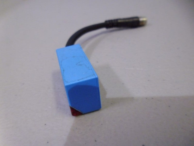 SICK WL4-2P331 PHOTOELECTRIC RETRO-REFLECTIVE SENSOR 1 015 759  UNMP