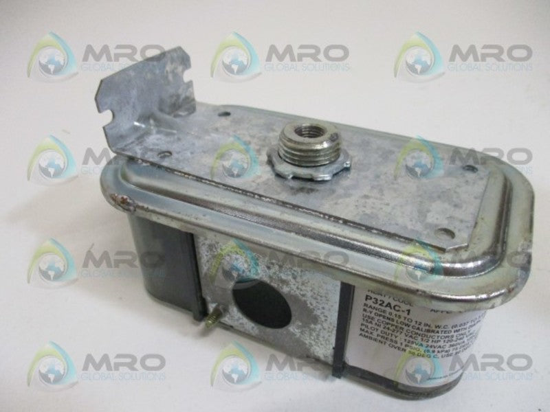 JOHNSON CONTROLS P32AC-1C DIFFERENTRIAL AIR PRESSURE SWITCH  NSMP