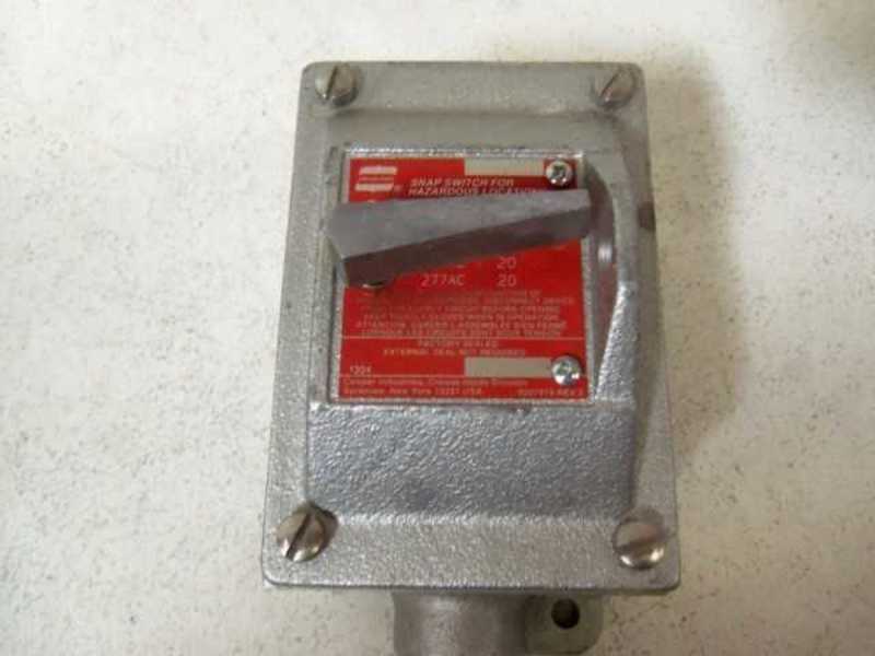 CROUSE-HINDS EDSC2130 3-WAY SNAP SWITCH  NSMP