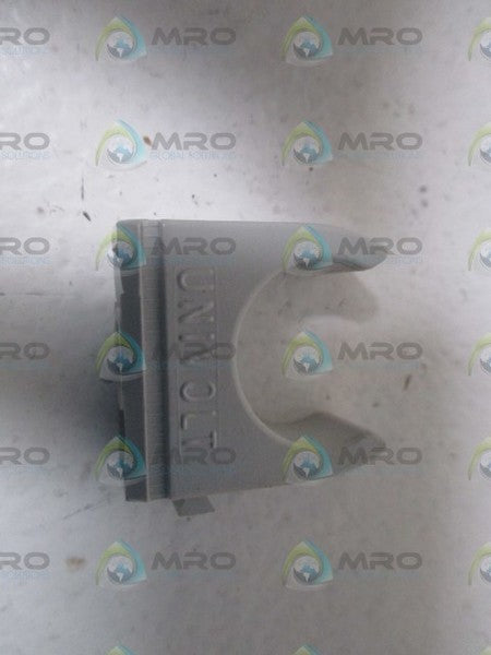 LOT OF 32 CLIPSAL 280/20 CONDUIT CLIP NSMP