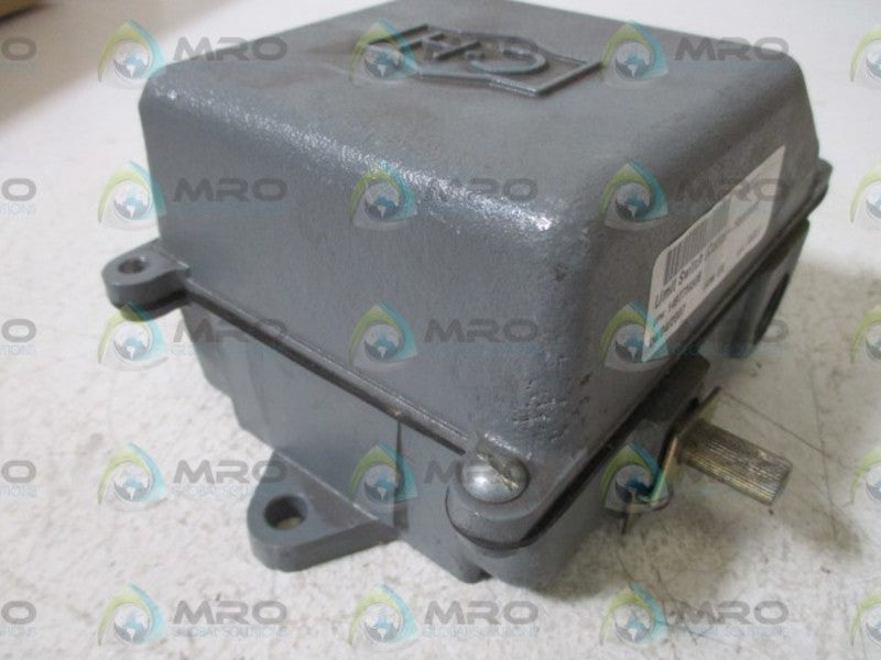 CUTLER HAMMER 14977H30B LIMIT SWITCH  UNMP