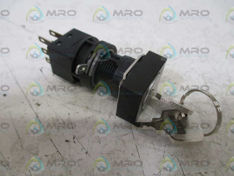 IDEC LA3K-2C6B SWITCH W/KEYS  NSMP