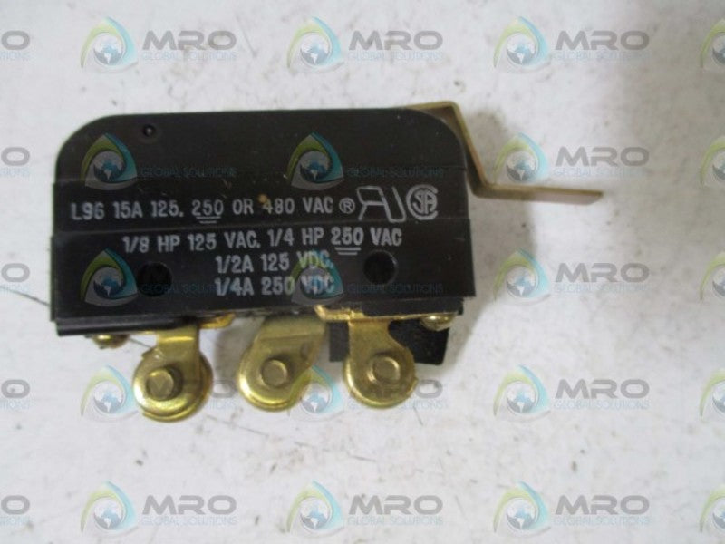 LOT OF 7 MICROSWITCH B2-2RW88-P2 LIMIT SWITCH NSNP