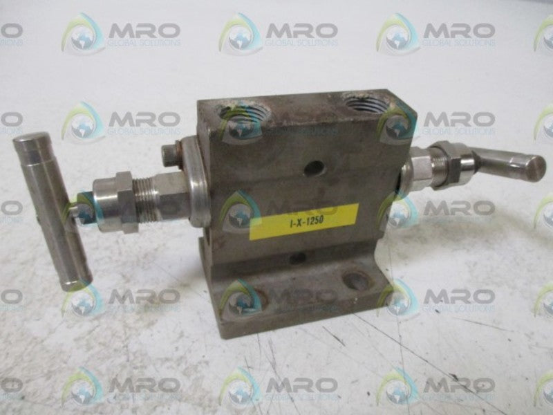 WHITNEY SS-M3NBF8-FL MANIFOLD VALVE  UNMP