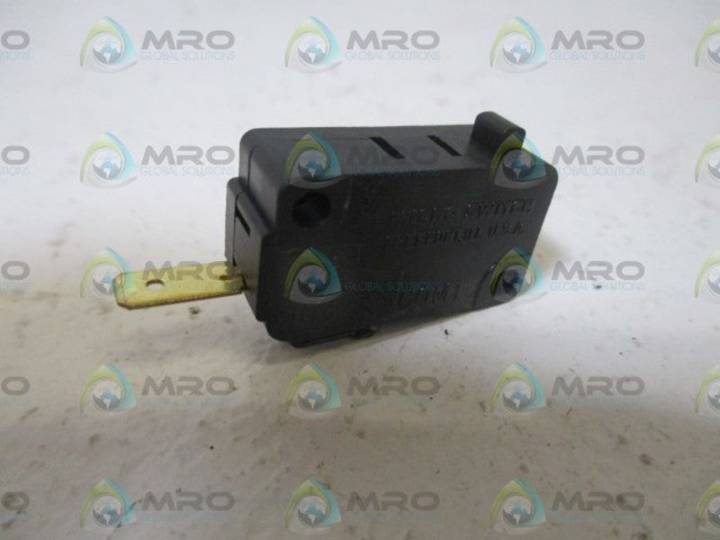 LOT OF 2 MICROSWITCH V7-7B27D8 NSNP
