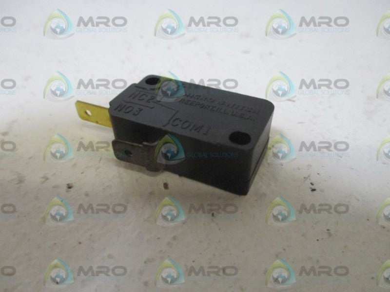 LOT OF 2 MICROSWITCH V7-7B27D8 NSNP