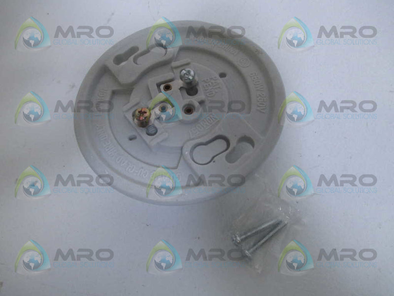 LEVITON 000-9875 PORCELAIN LAMP HOLDER (AS PICTURED)  NSMP