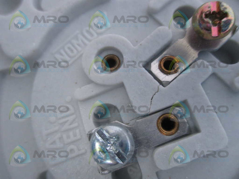 LEVITON 000-9875 PORCELAIN LAMP HOLDER (AS PICTURED)  NSMP