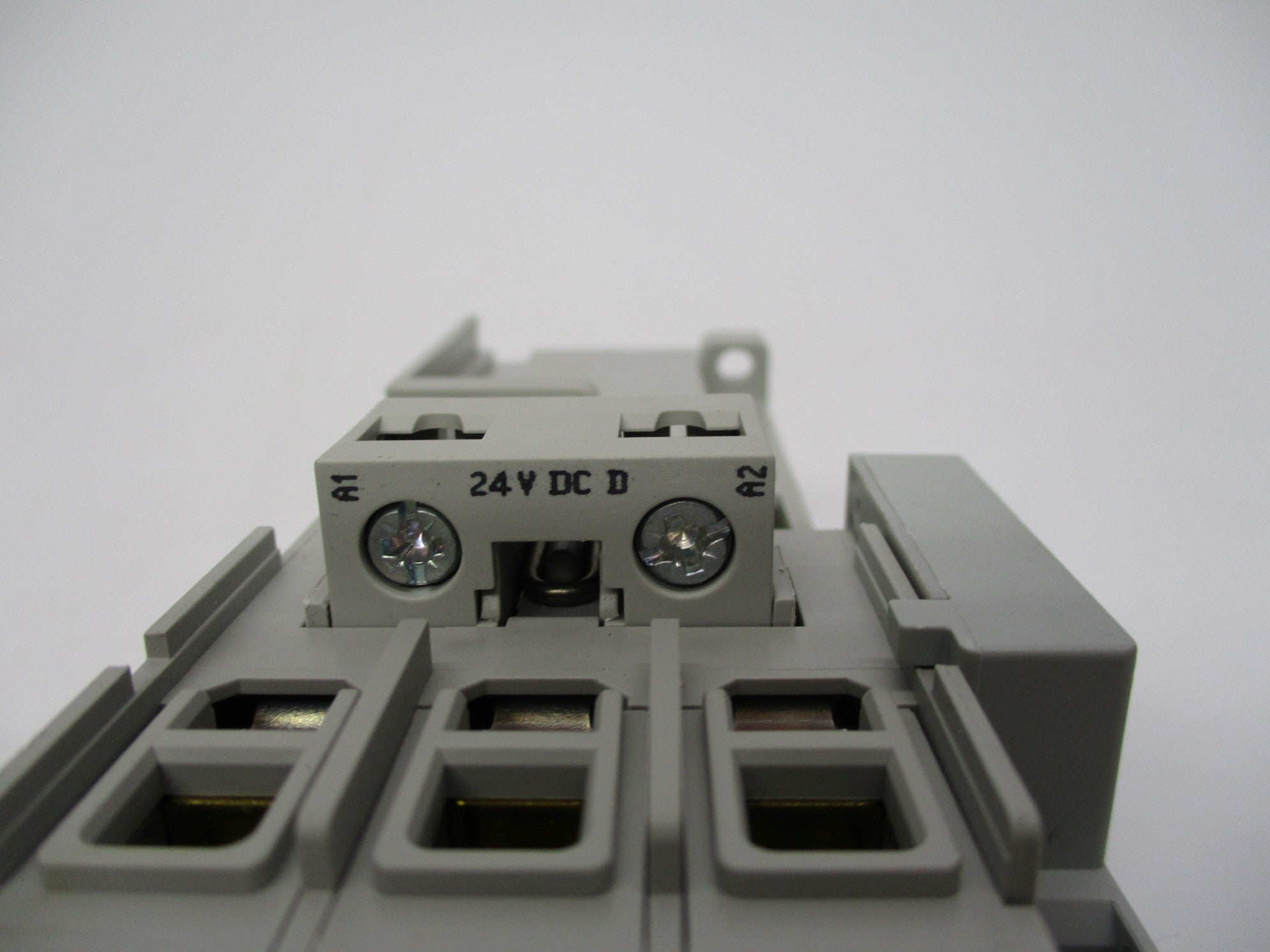 INDUSTRIAL SPARE PART 100-C37DJ10 SER. C 24V (BR/WH) NSMP