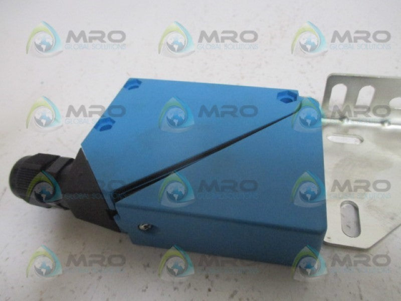 SICK WL34-R230 PHOTOELECTRIC SENSOR (AS PICTURED) NSMP