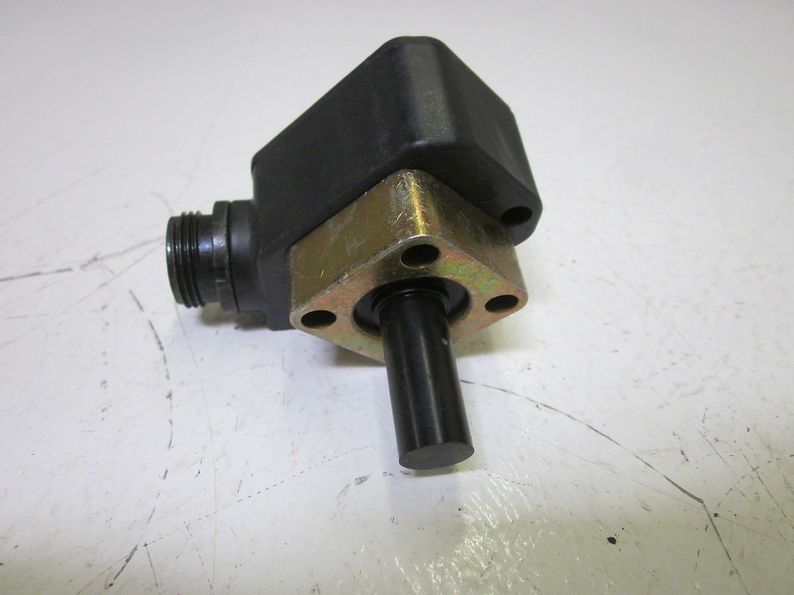 NAMCO EE230-30820 PROXIMITY SWITCH CYLINDICATOR 230V UNMP