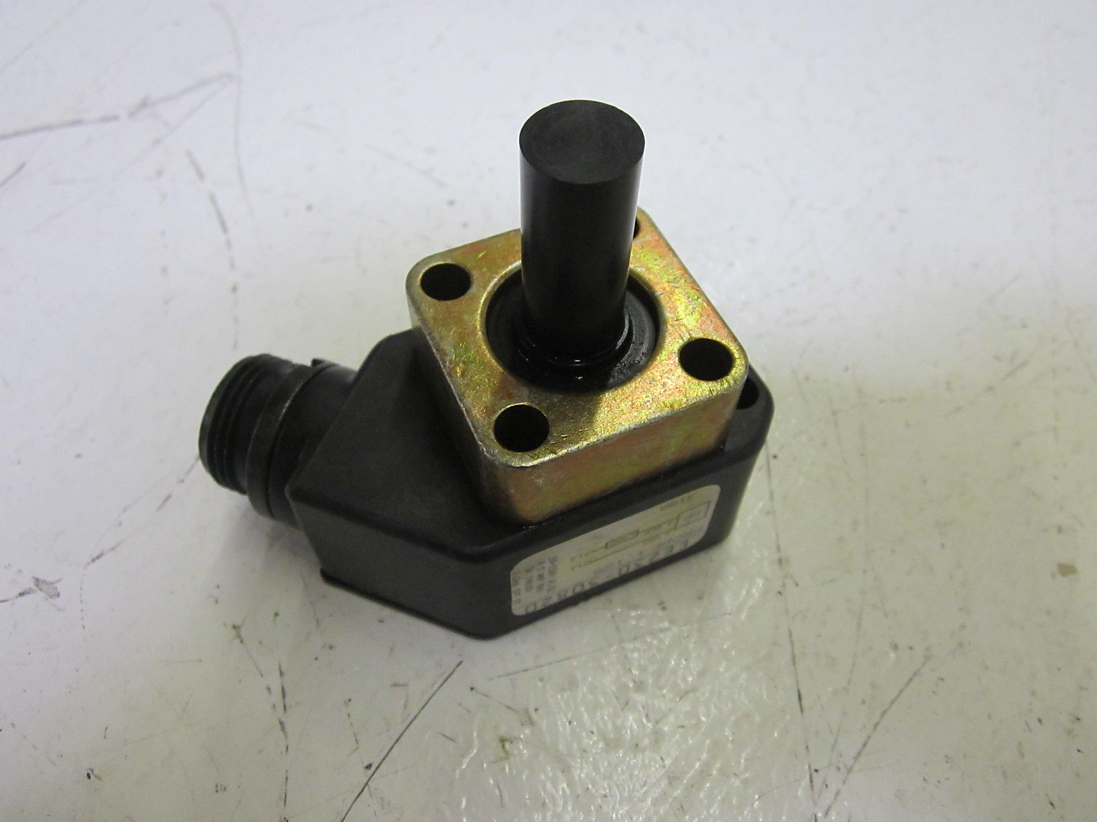 NAMCO EE230-30820 PROXIMITY SWITCH CYLINDICATOR 230V UNMP