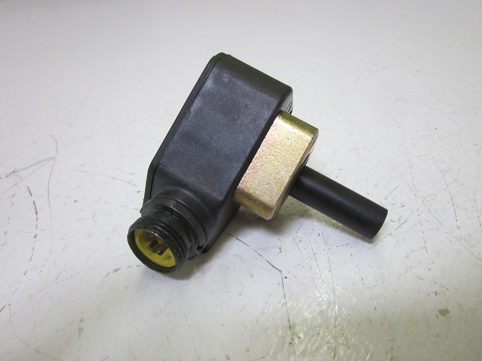 NAMCO EE230-31720 PROXIMITY SWITCH CYLINDICATOR 230V UNMP