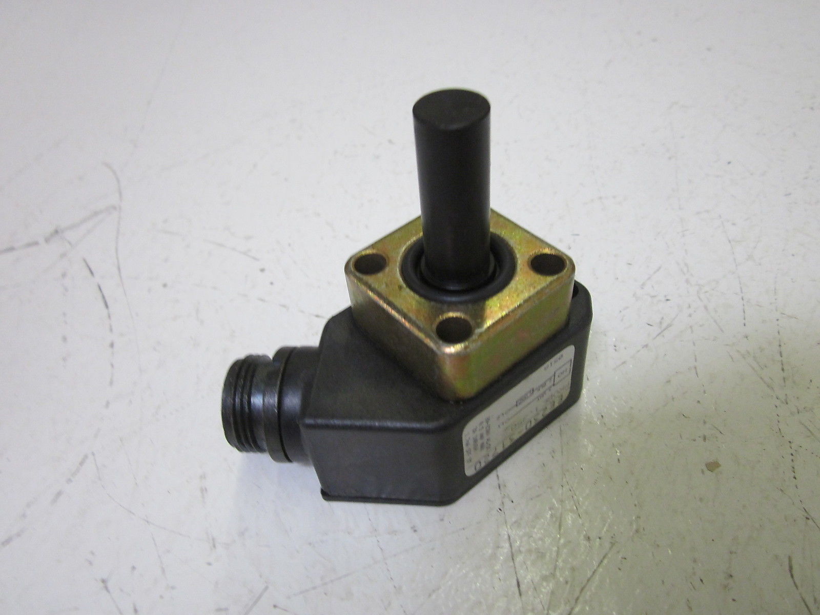 NAMCO EE230-31720 PROXIMITY SWITCH CYLINDICATOR 230V UNMP