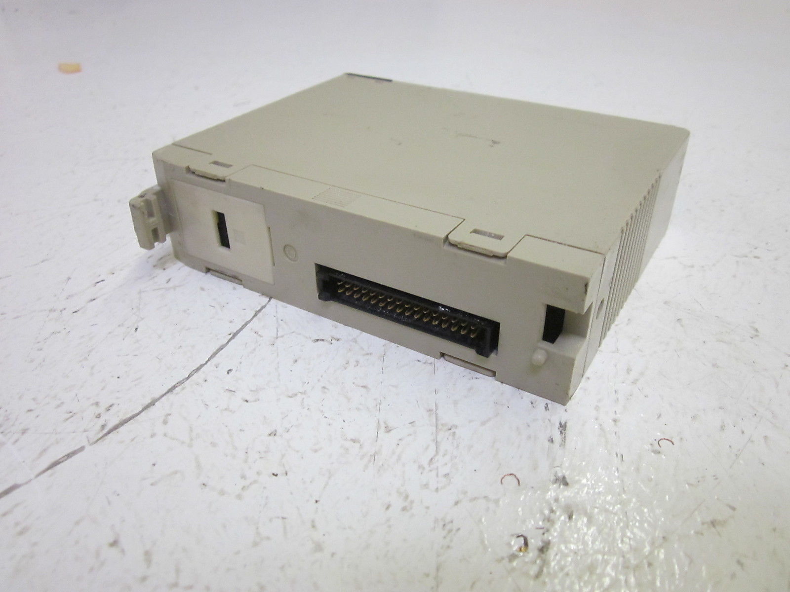 OMRON C200H-0C225 OUTPUT UNIT 250VAC *USED*