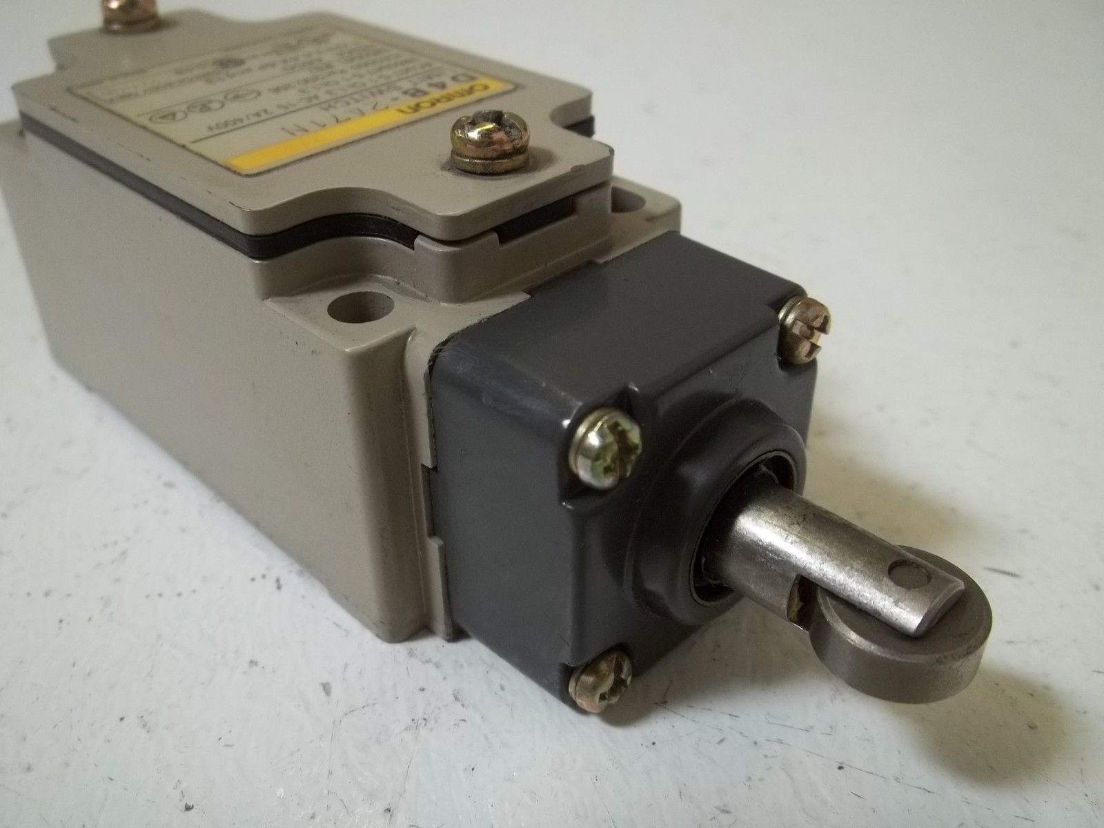 OMRON D4B-2A71N LIMIT SWITCH UNMP