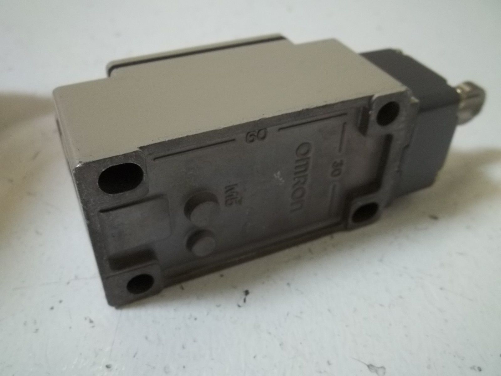 OMRON D4B-2A71N LIMIT SWITCH UNMP