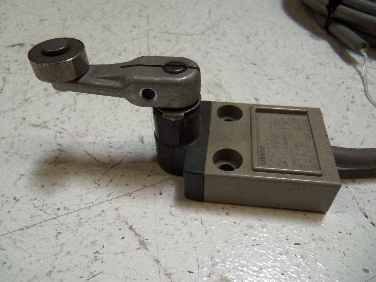 OMRON D4C -1320 LIMIT SWITCH UNMP