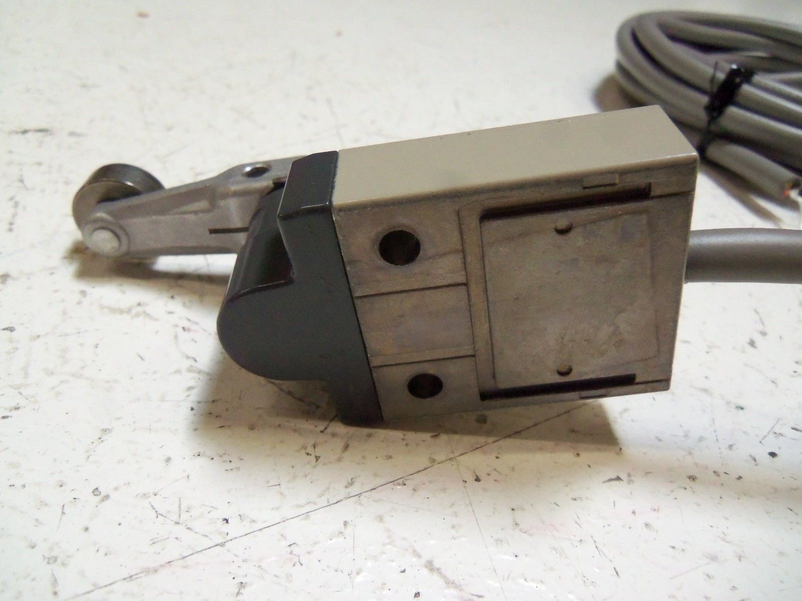 OMRON D4C -1320 LIMIT SWITCH UNMP