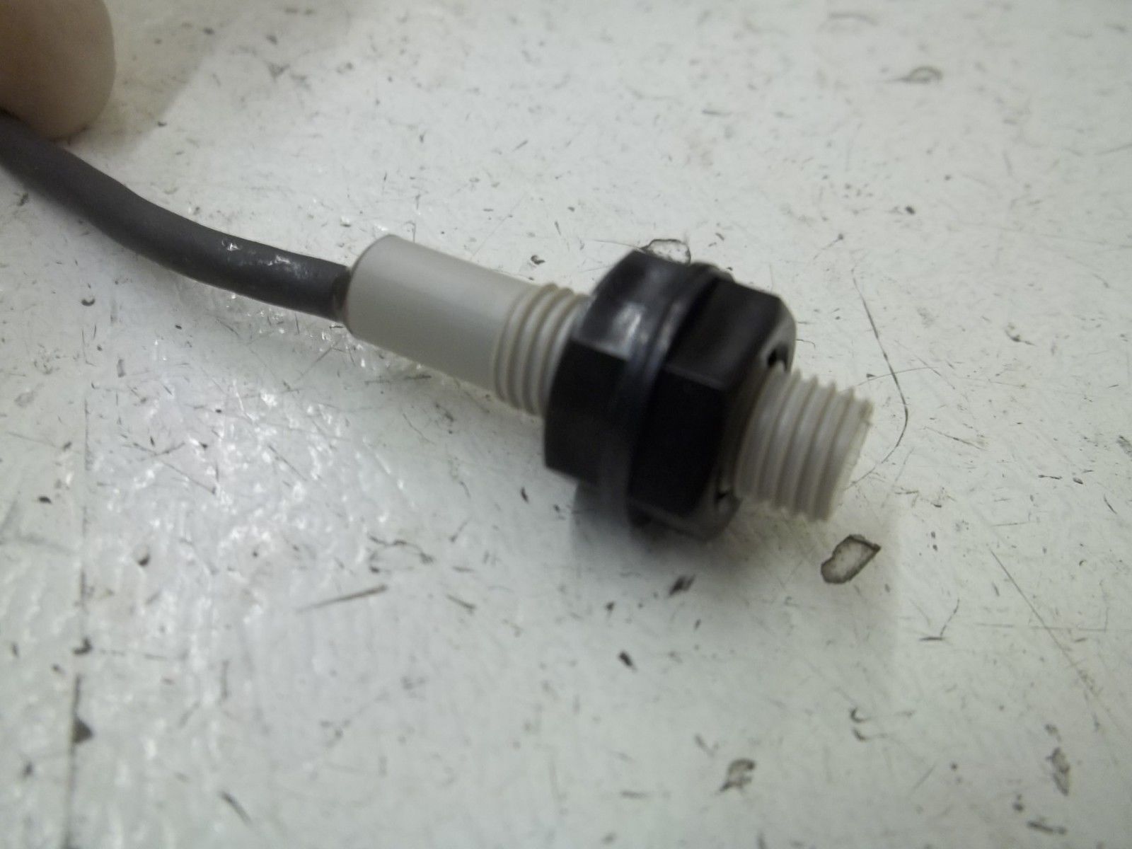 OMRON E2F-X1R5E1 PROXIMITY SWITCH UNMP