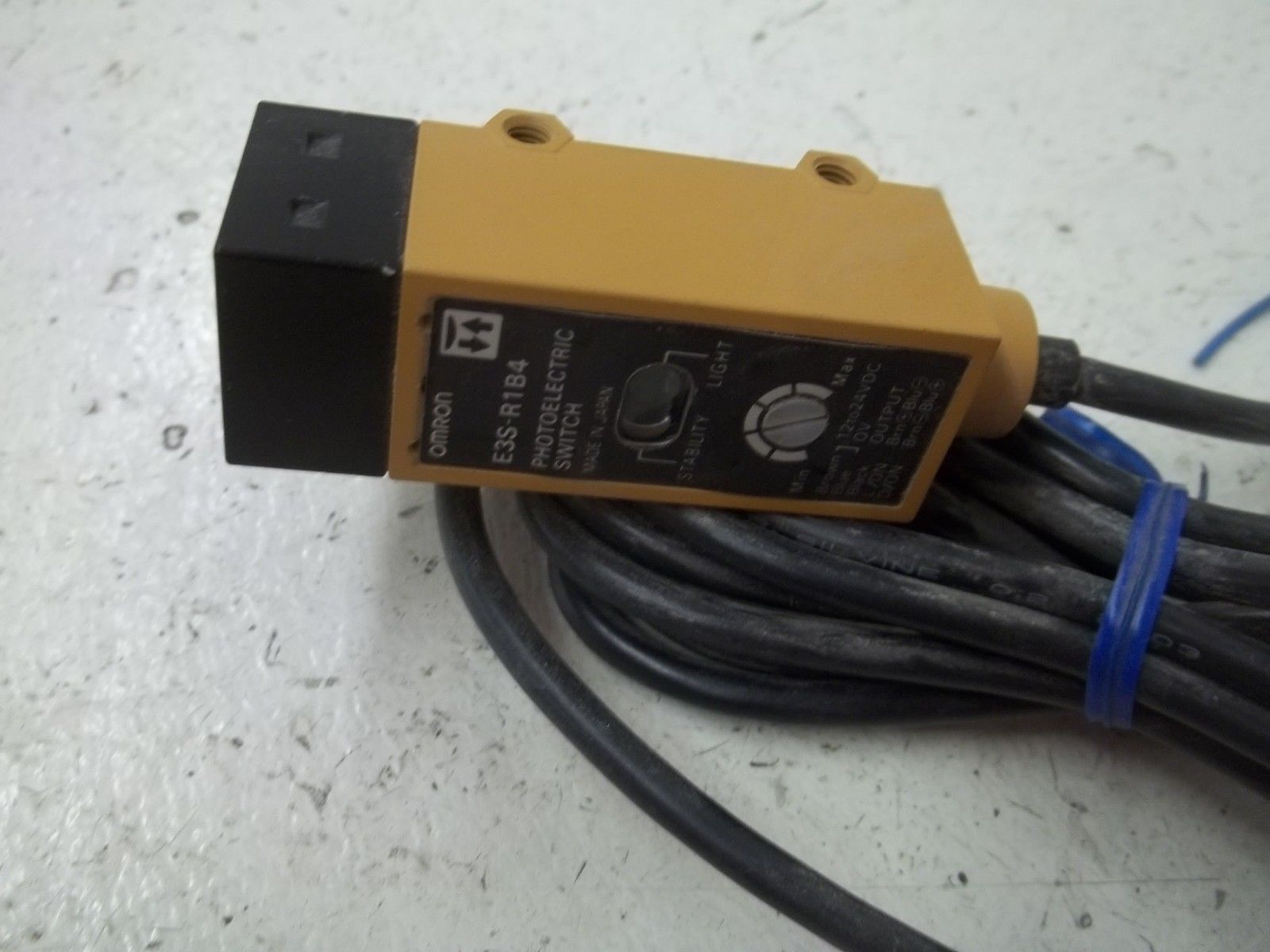 OMRON E3S-R1B4 PHOTOELECTRIC SWITCH UNMP