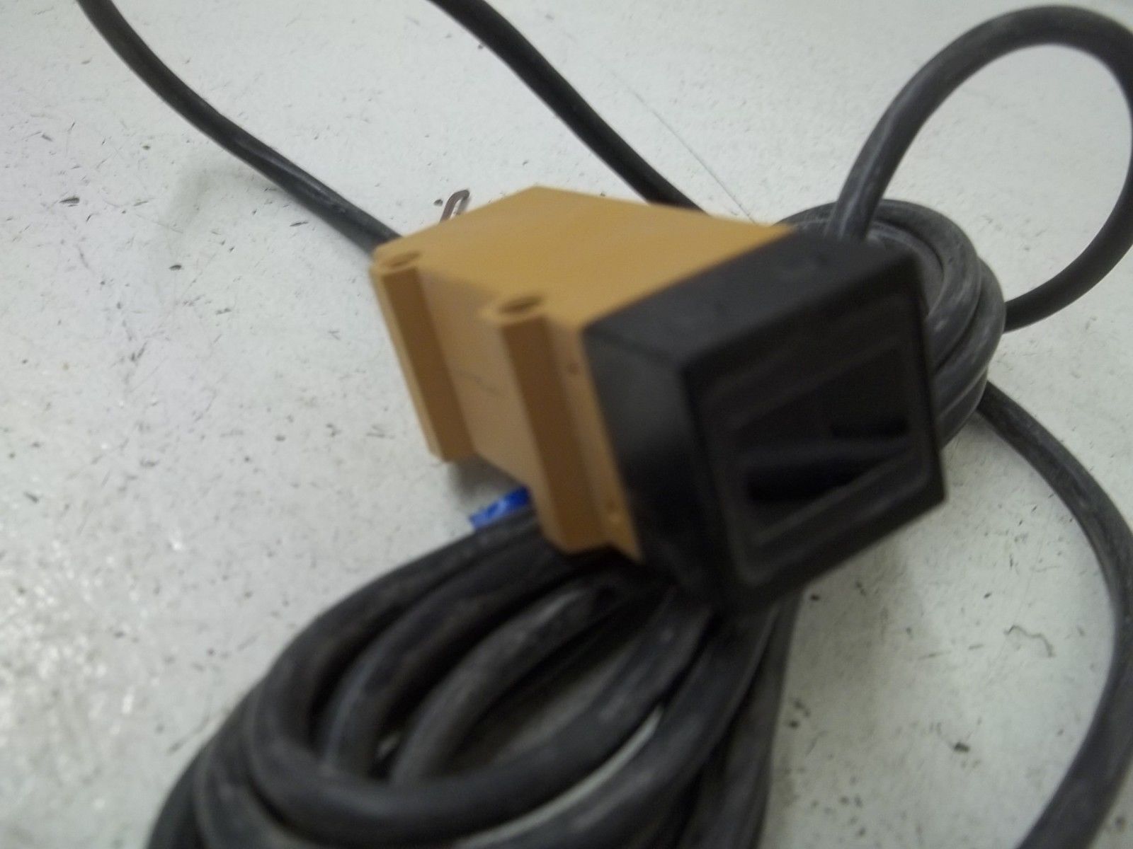 OMRON E3S-R1B4 PHOTOELECTRIC SWITCH UNMP