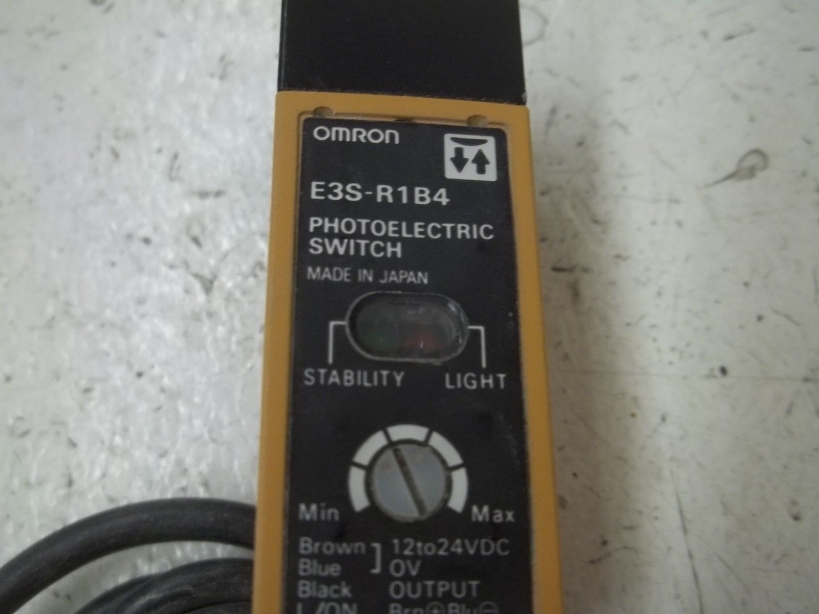OMRON E3S-R1B4 PHOTOELECTRIC SWITCH UNMP