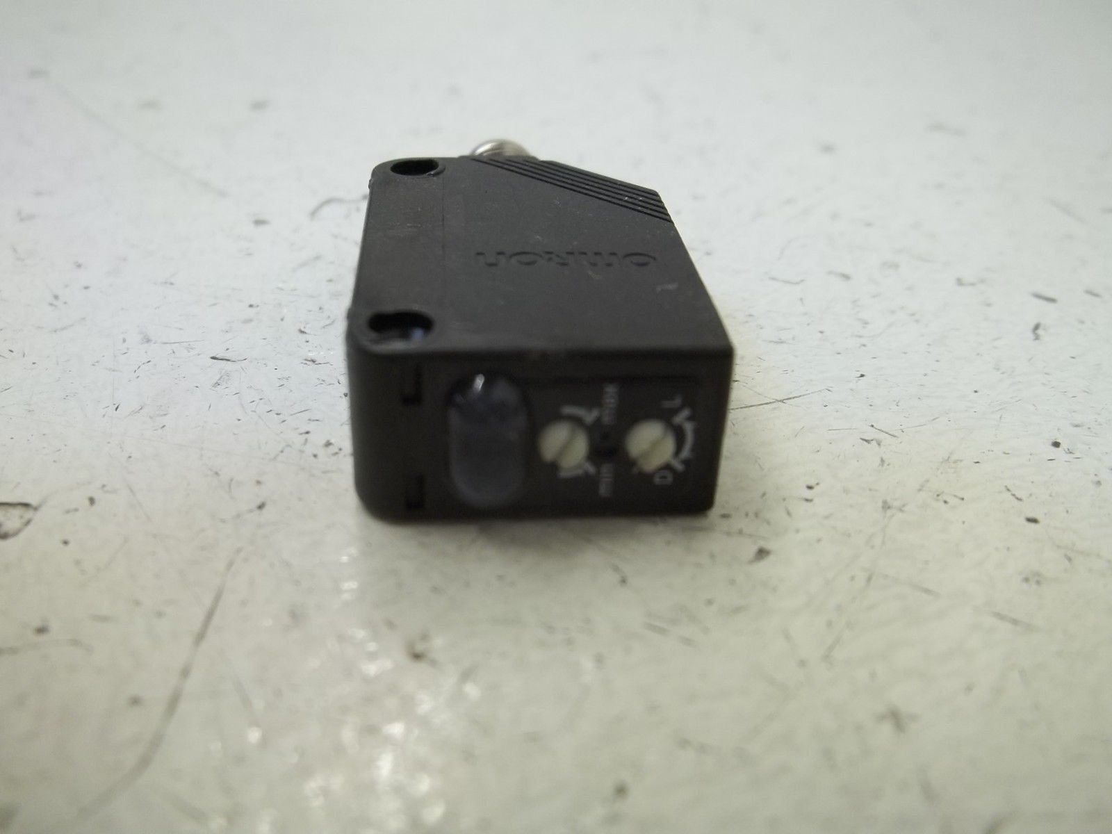 OMRON E3Z-L86 PHOTOELECTIC SENSOR SWITCH UNMP