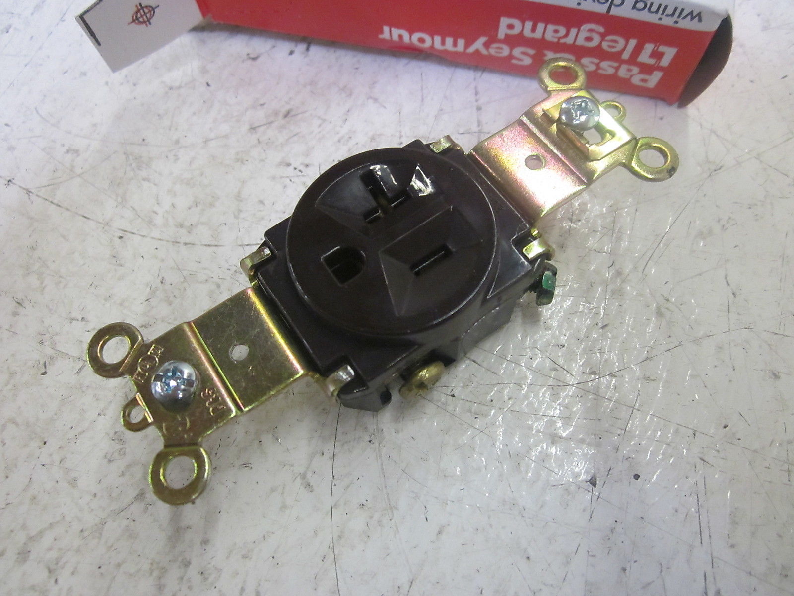 PASS & SEYMOUR 5361 SINGLE RECEPTACLE 20A 125V *NEW IN BOX*