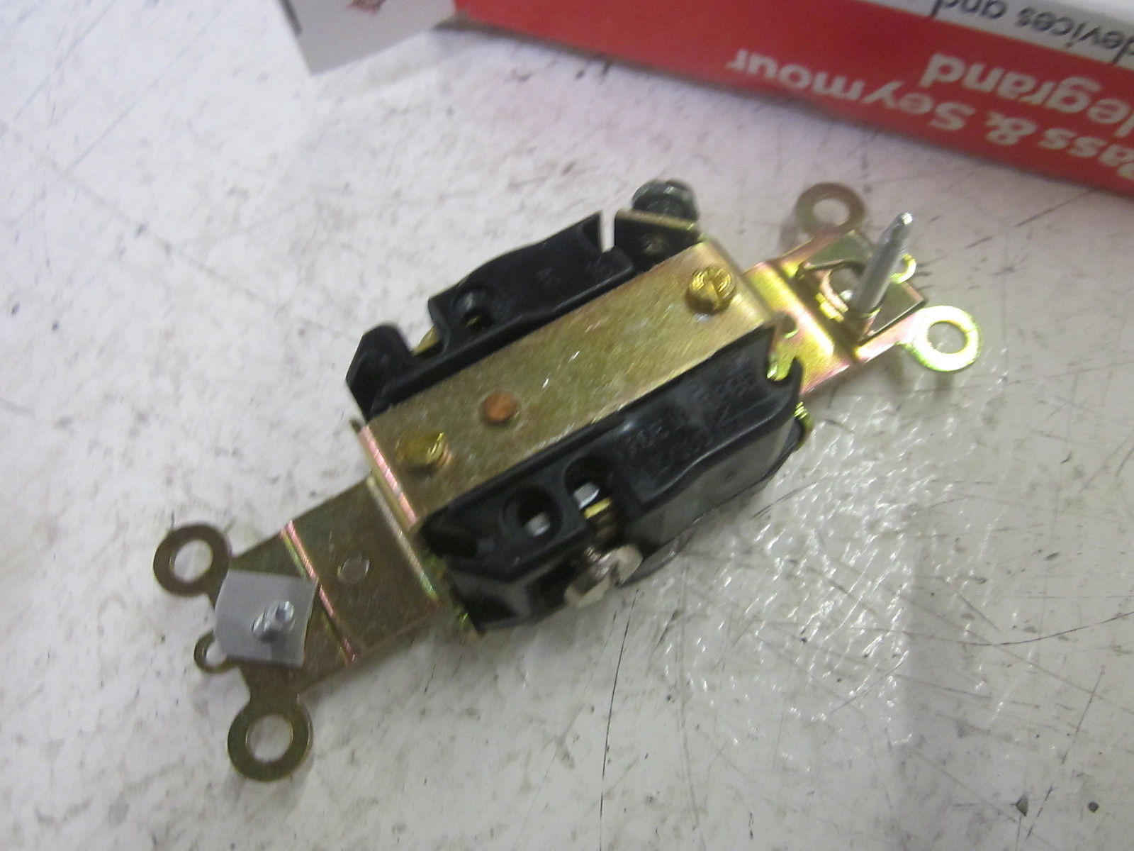 PASS & SEYMOUR 5361 SINGLE RECEPTACLE 20A 125V *NEW IN BOX*