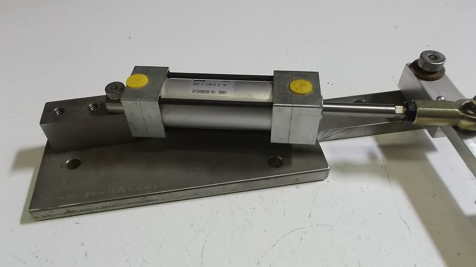 PHD PNEUMATIC CYLINDER AVP 1 1/8 X 2-D (AS PICTURED) UNMP