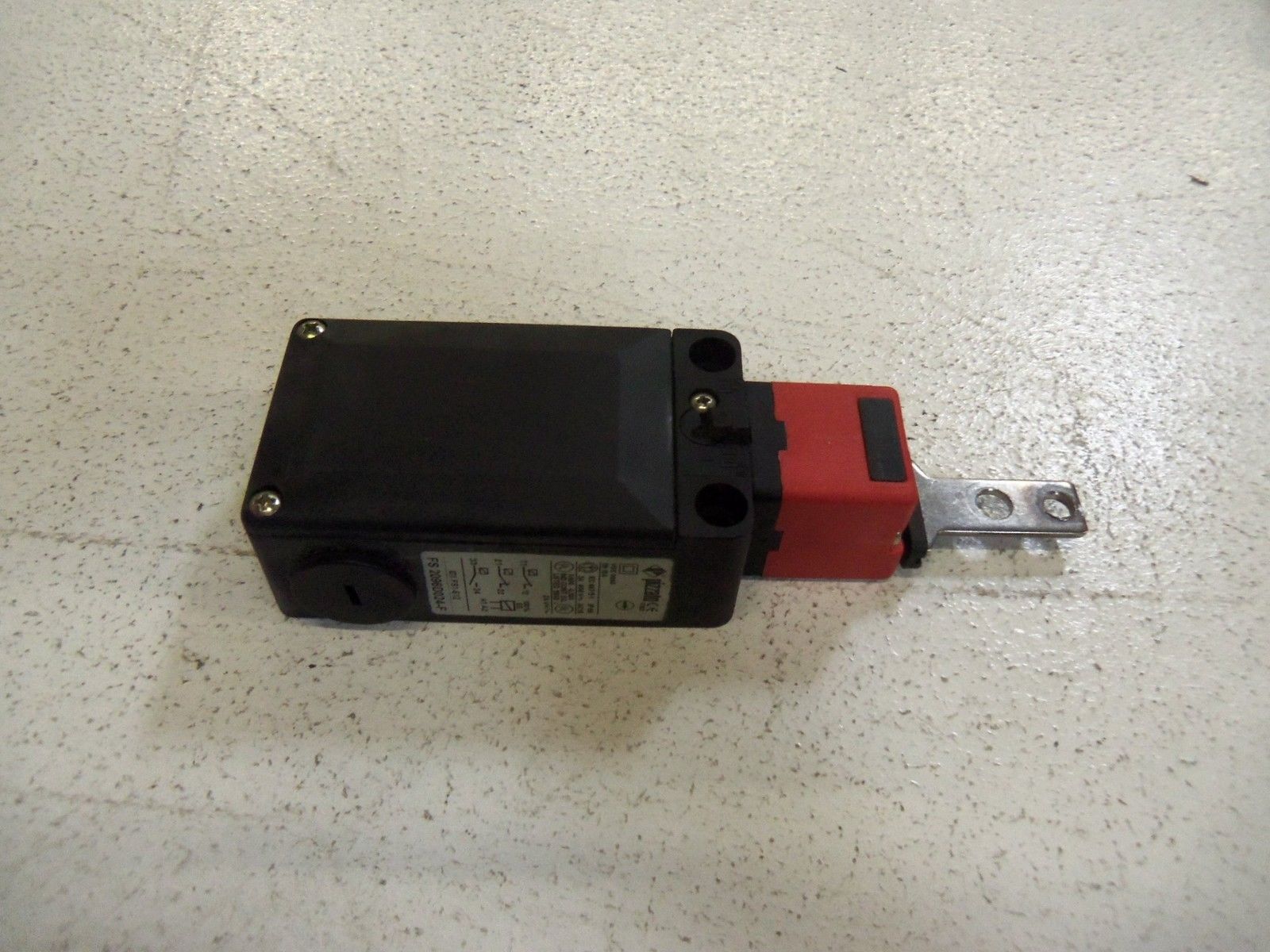 PIZZATO FS 2096D024-F SAFETY SWITCH UNMP