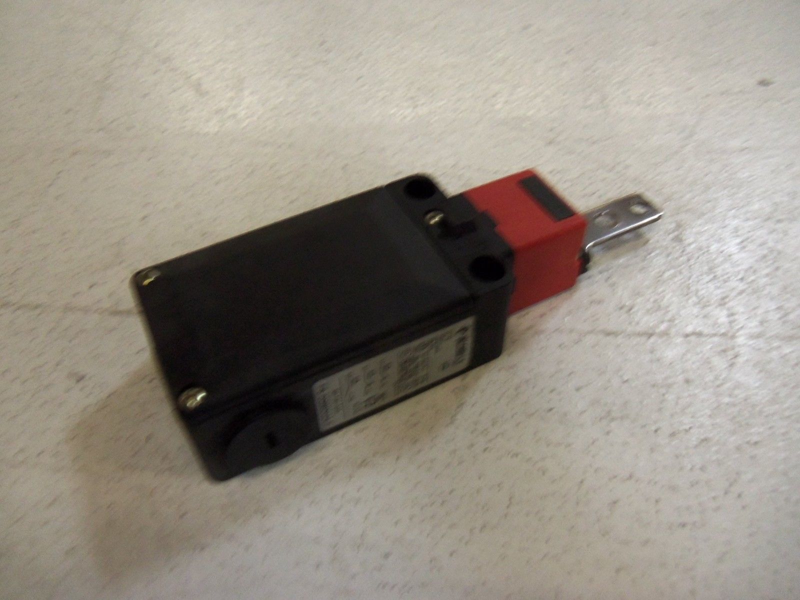 PIZZATO FS 2096D024-F SAFETY SWITCH UNMP