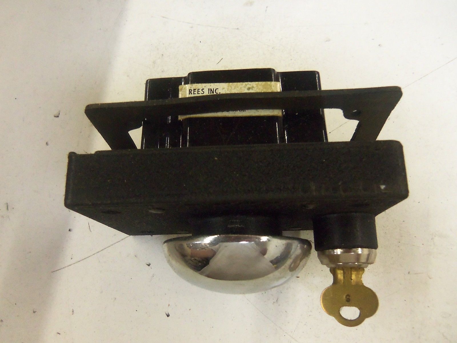 REES 01760-012 MUSHROOM PUSHBUTTON w/ KEY *NEW NO BOX*