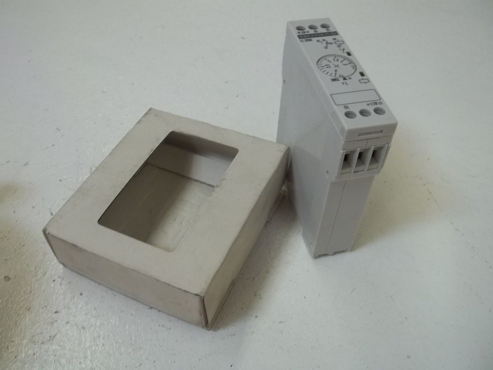 SCHLEICHER ZG1W1A1-32-76-00A TIMER TYPE NGZ11 0.15S-3S NSMP
