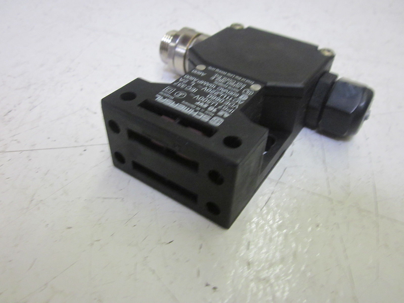 SCHMERSAL AZ 16 ZSR INTERLOCK SWITCH 10A 600V UNMP