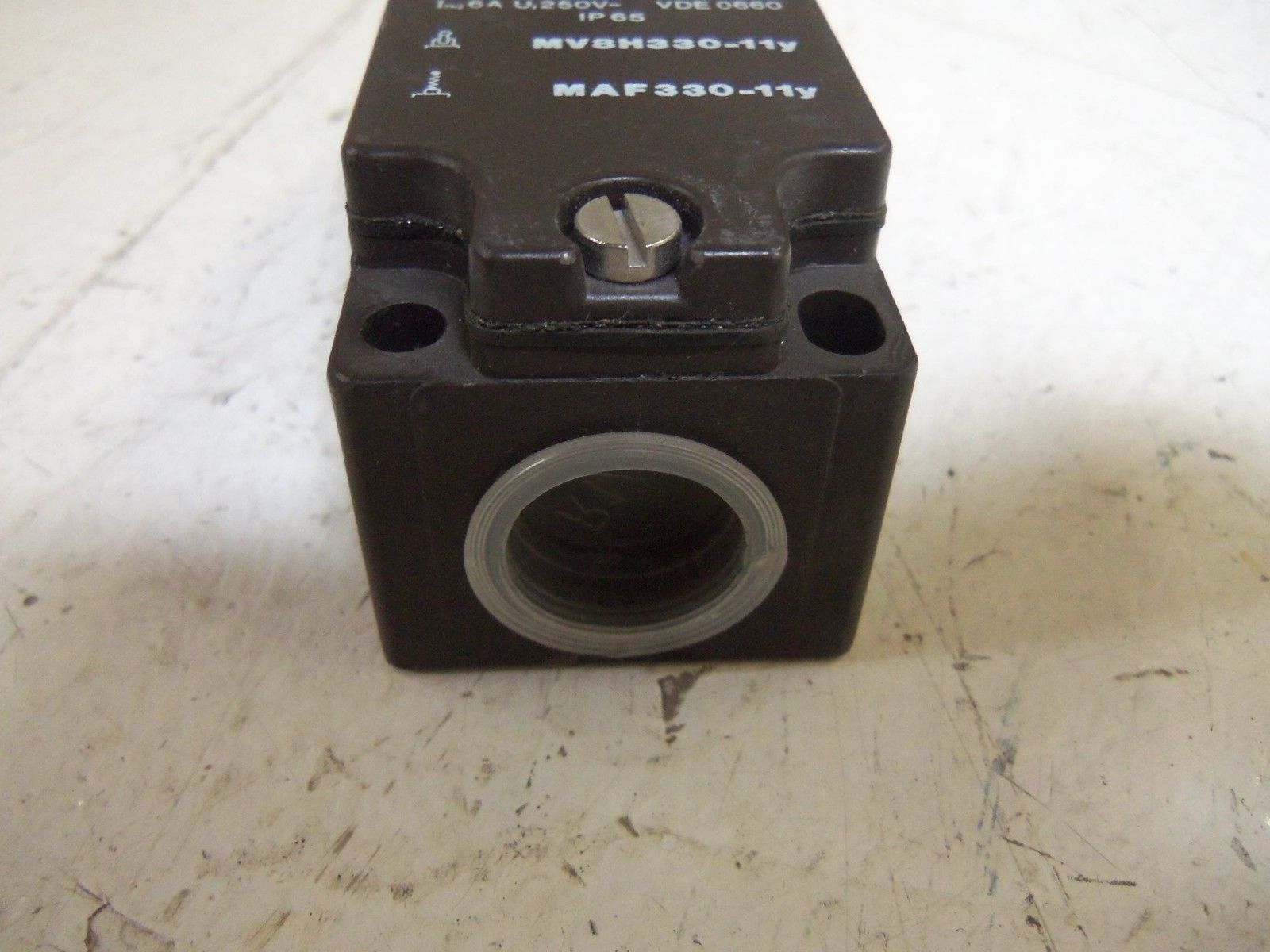 SCHMERSAL MV8H330-11Y LIMIT SWITCH UNMP