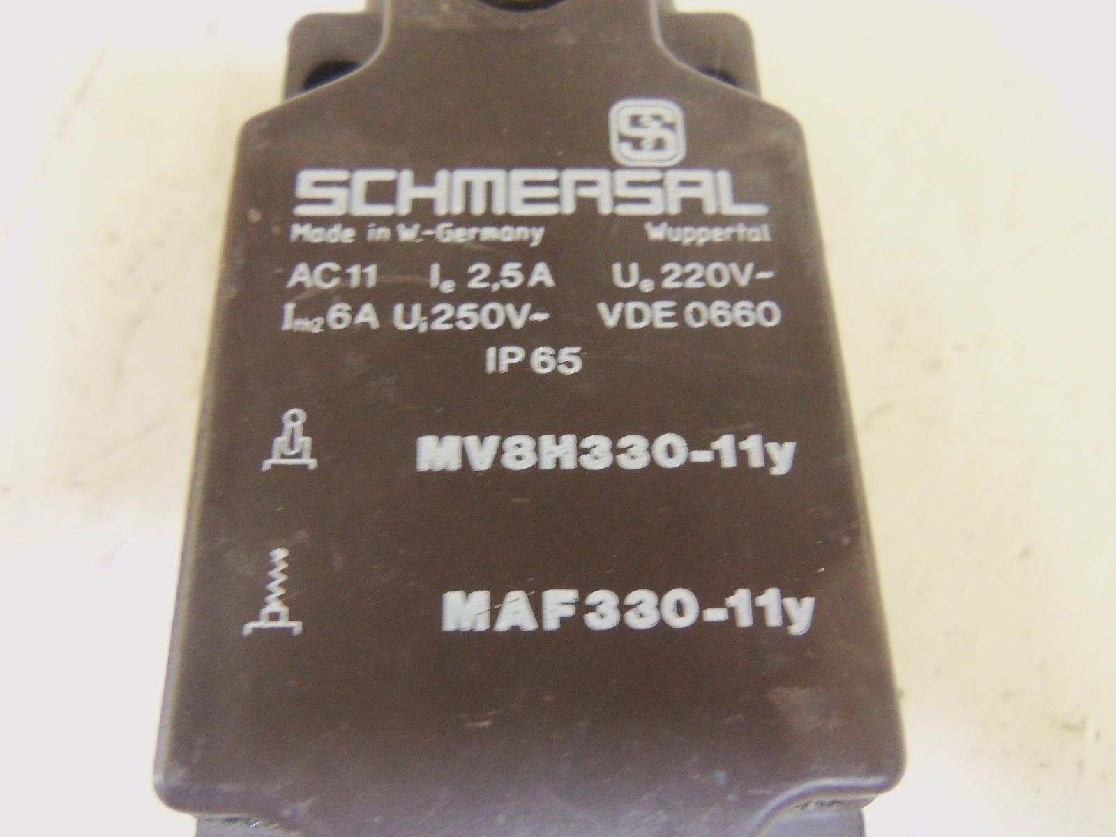 SCHMERSAL MV8H330-11Y LIMIT SWITCH UNMP