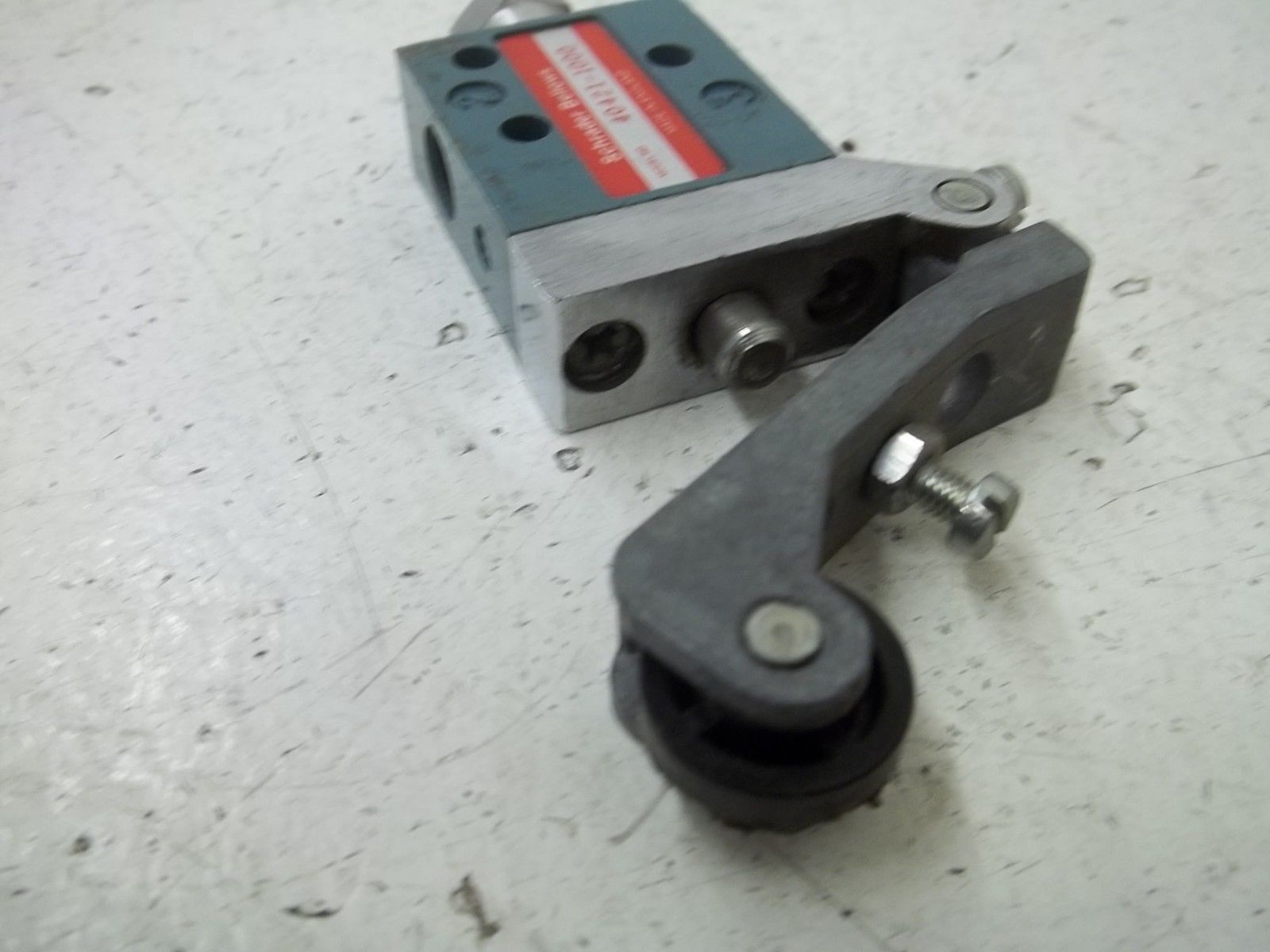 SCHRADER BELLOW 40421-1000 POPPET VALVE W/ROLLER UNMP