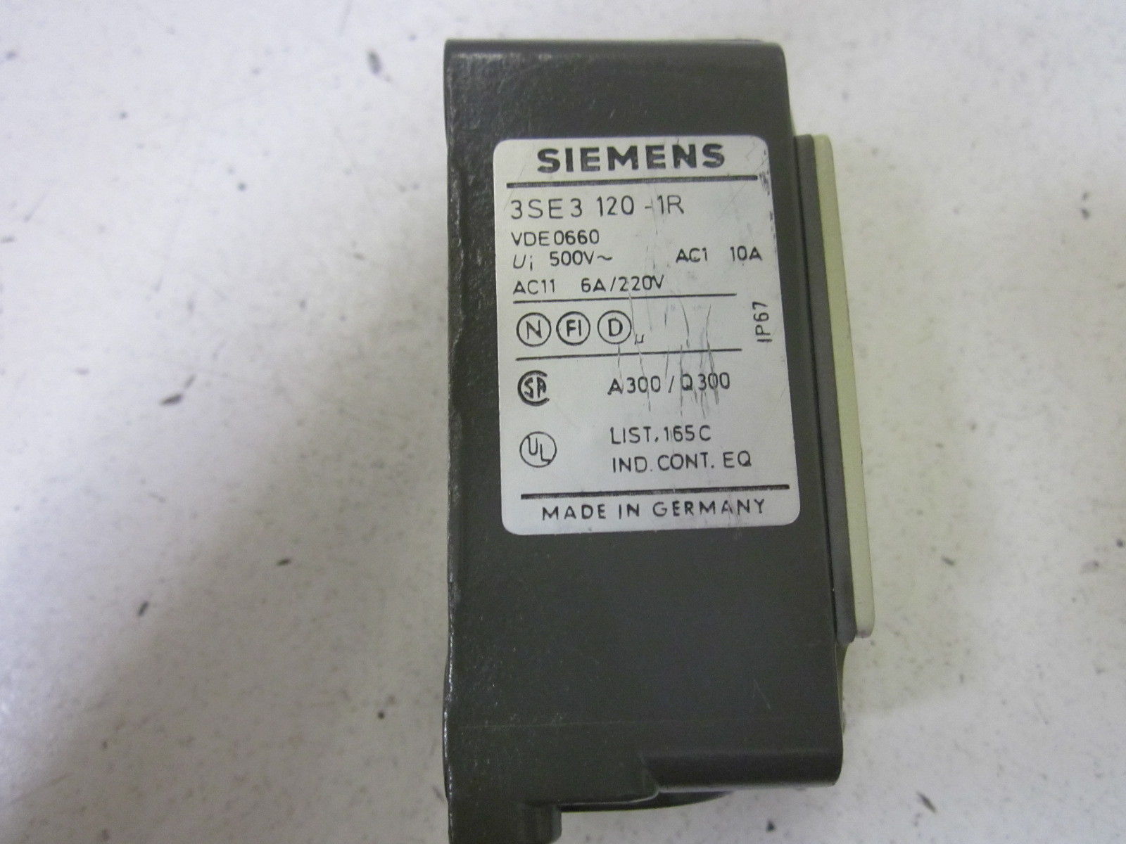 SIEMENS 3SE3120-1R (AS PICTURED) UNMP