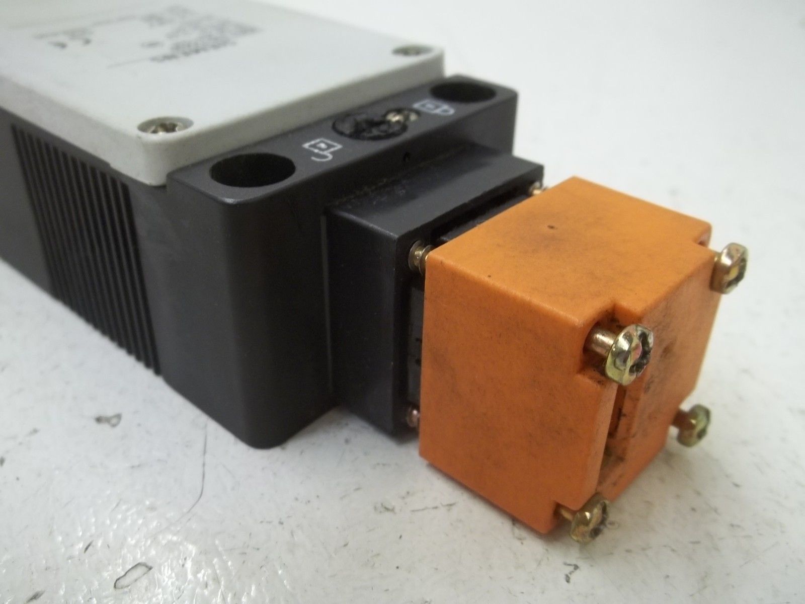 SIEMENS 3SE3760-7XX00 POSITION SWITCH WITH INTERLOCK UNMP