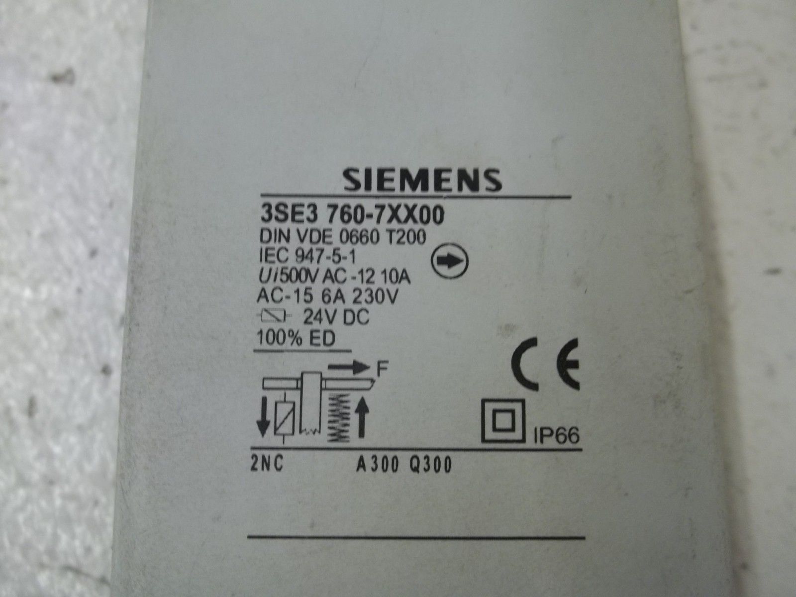 SIEMENS 3SE3760-7XX00 POSITION SWITCH WITH INTERLOCK UNMP