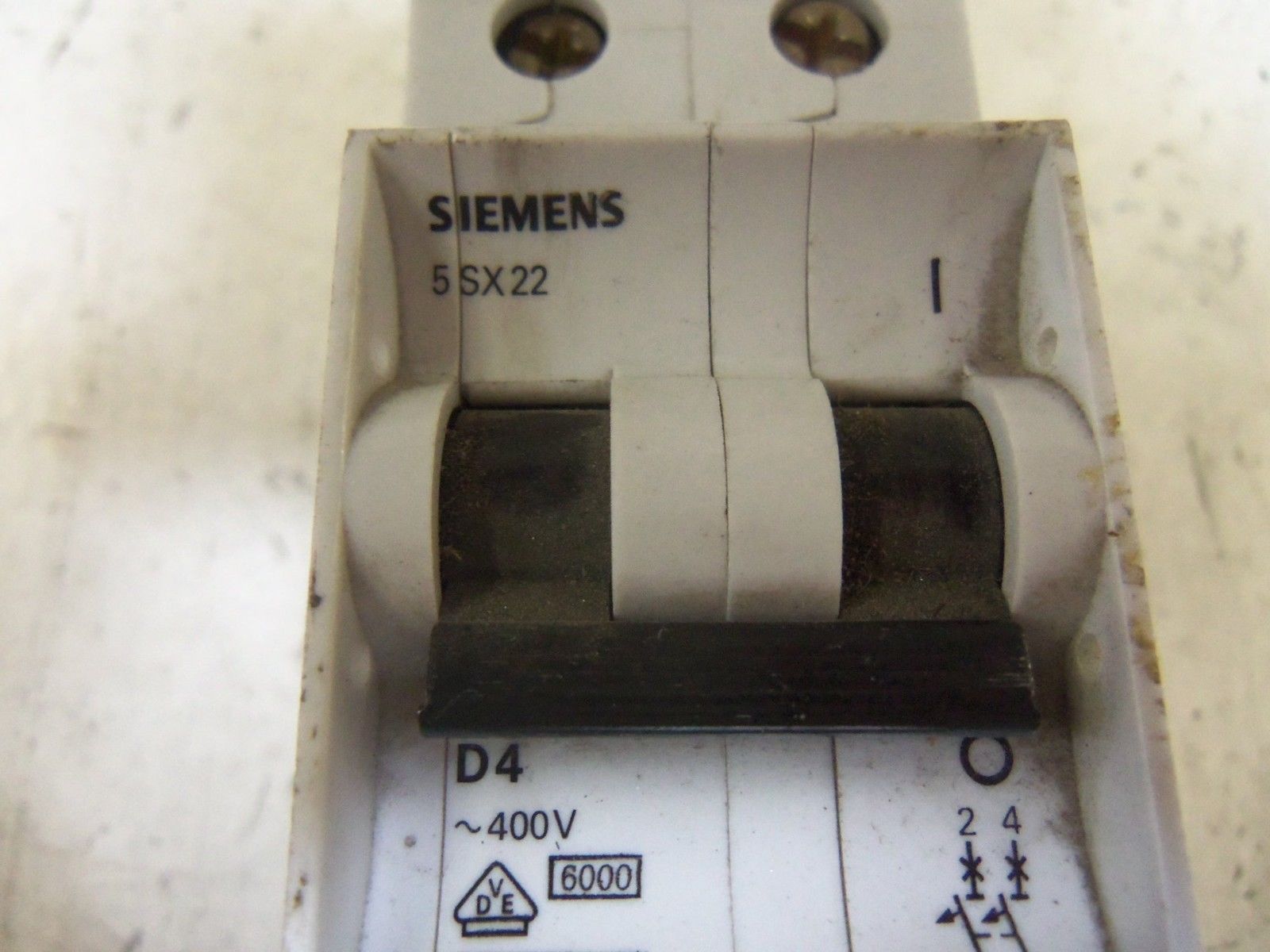 SIEMENS 5SX2204-8 CIRCUIT BREAKER 4A UNMP