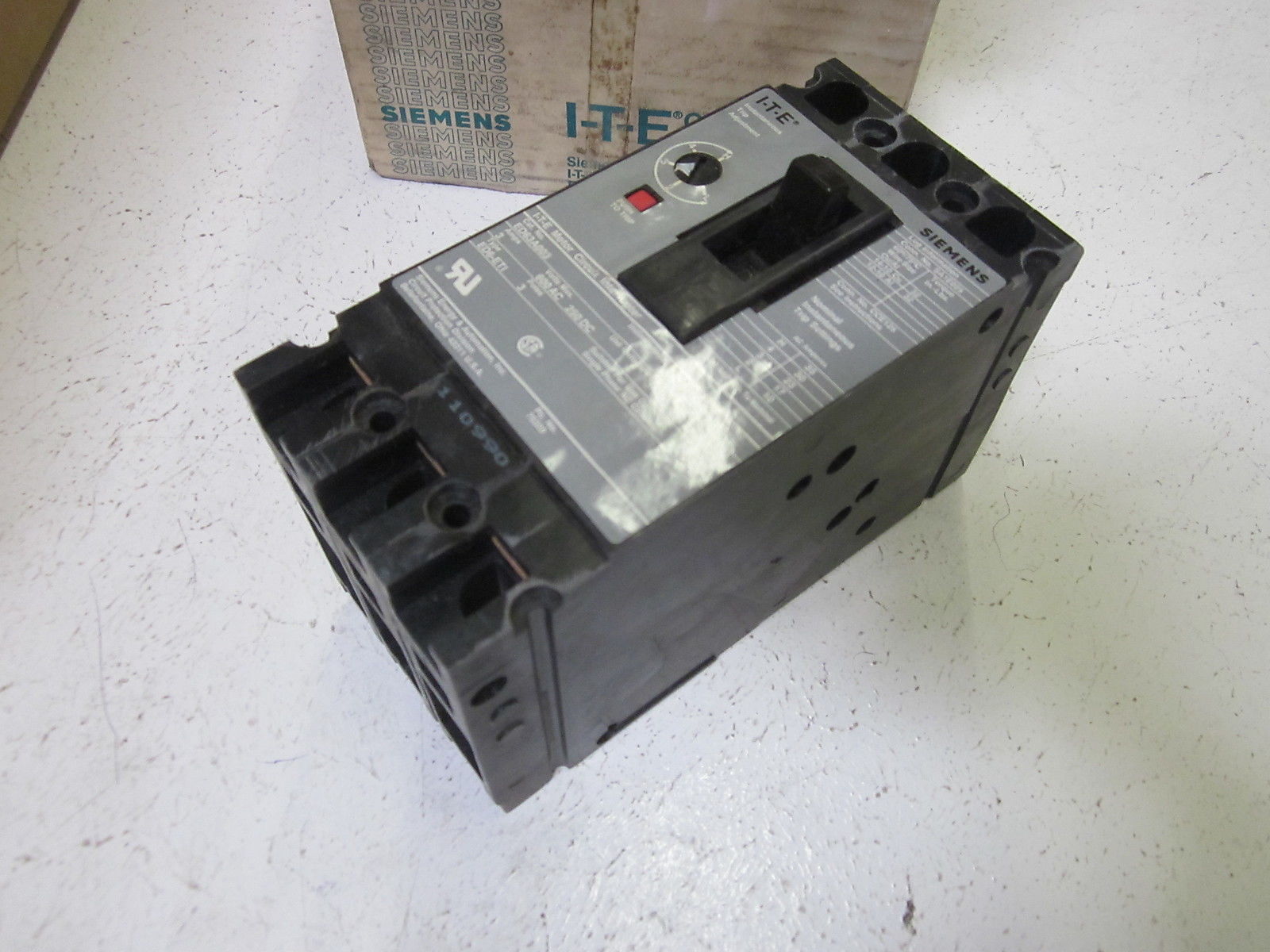 SIEMENS ED63A003 CIRCUIT BREAKER 3A 3P 600VAC  *NEW IN BOX*